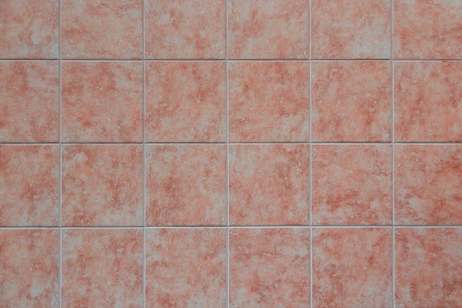 A glass splashback behind a kitchen cooktop and benchtop